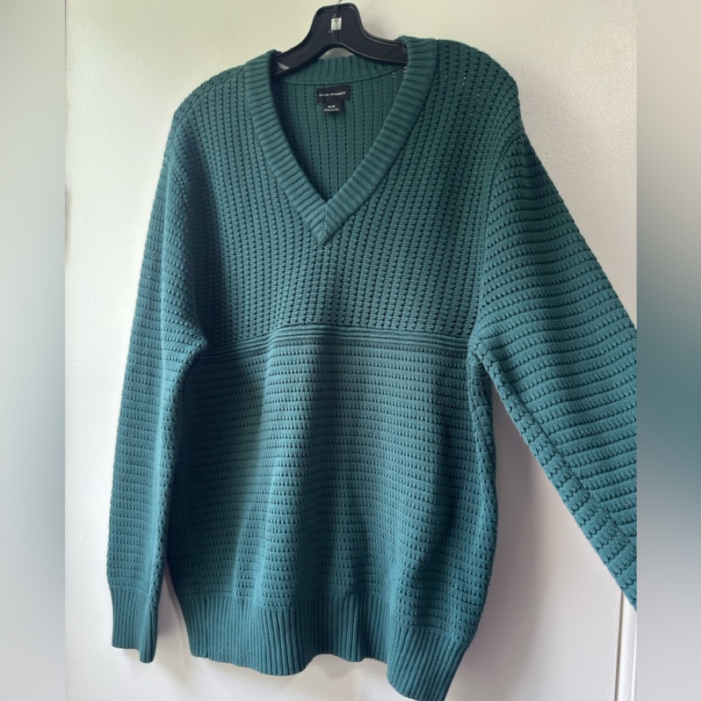 Club Monaco Men's V-Neck Upgraded with Mixed Knit Cotton For Allover Texture - Picture 7 of 15
